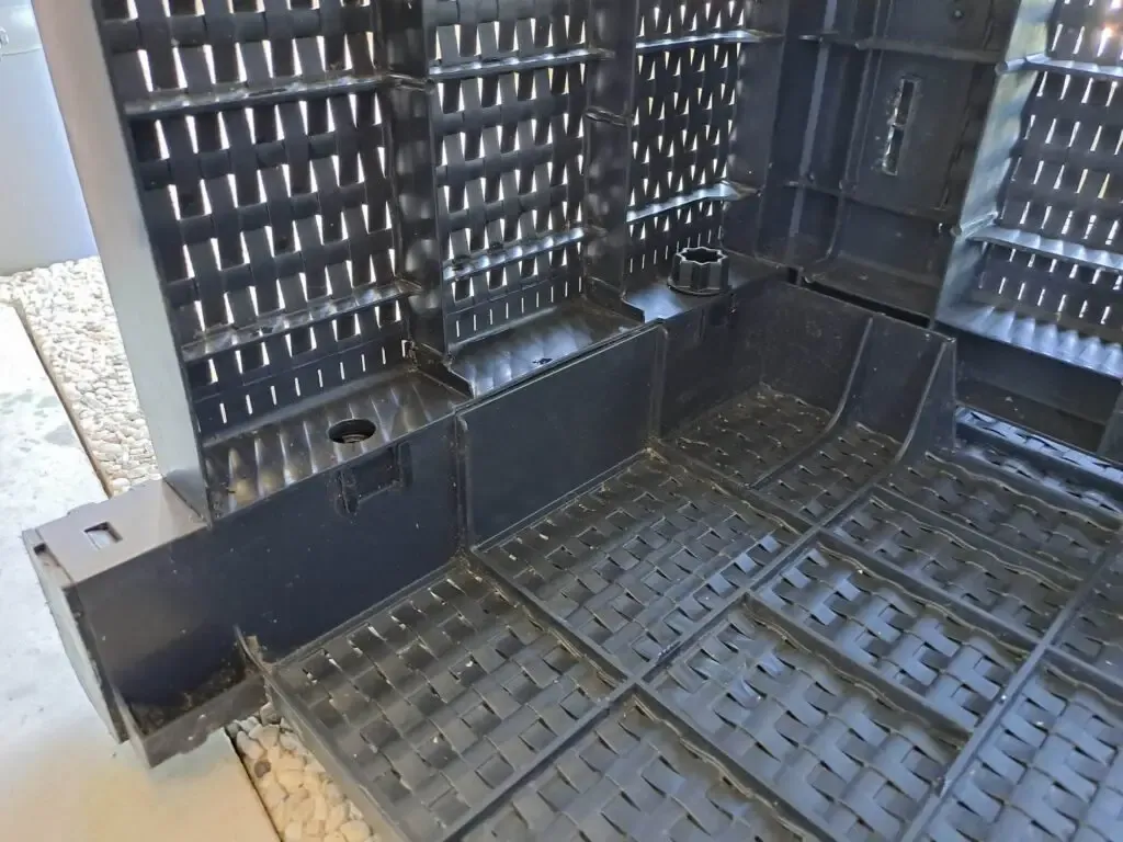 Pièce de pied de fauteuil manquante, emplacement de fixation visible