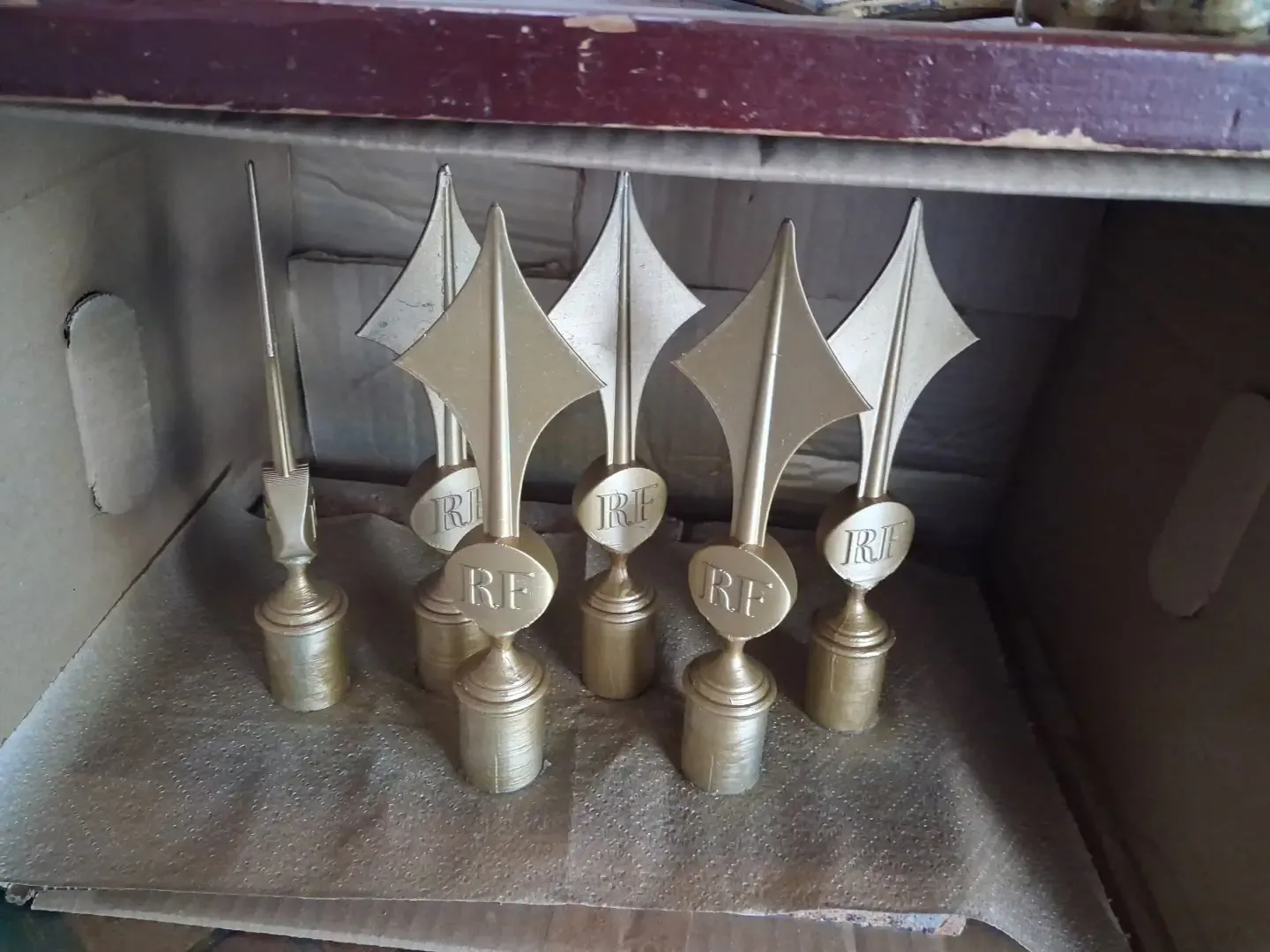 Fers de lance en cours de peinture