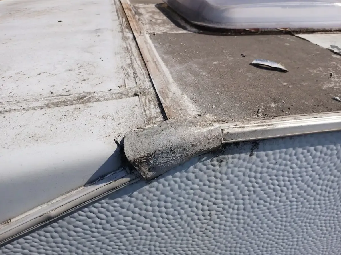 Pièce d'origine usée sur le rail de toit du camping-car Hymer