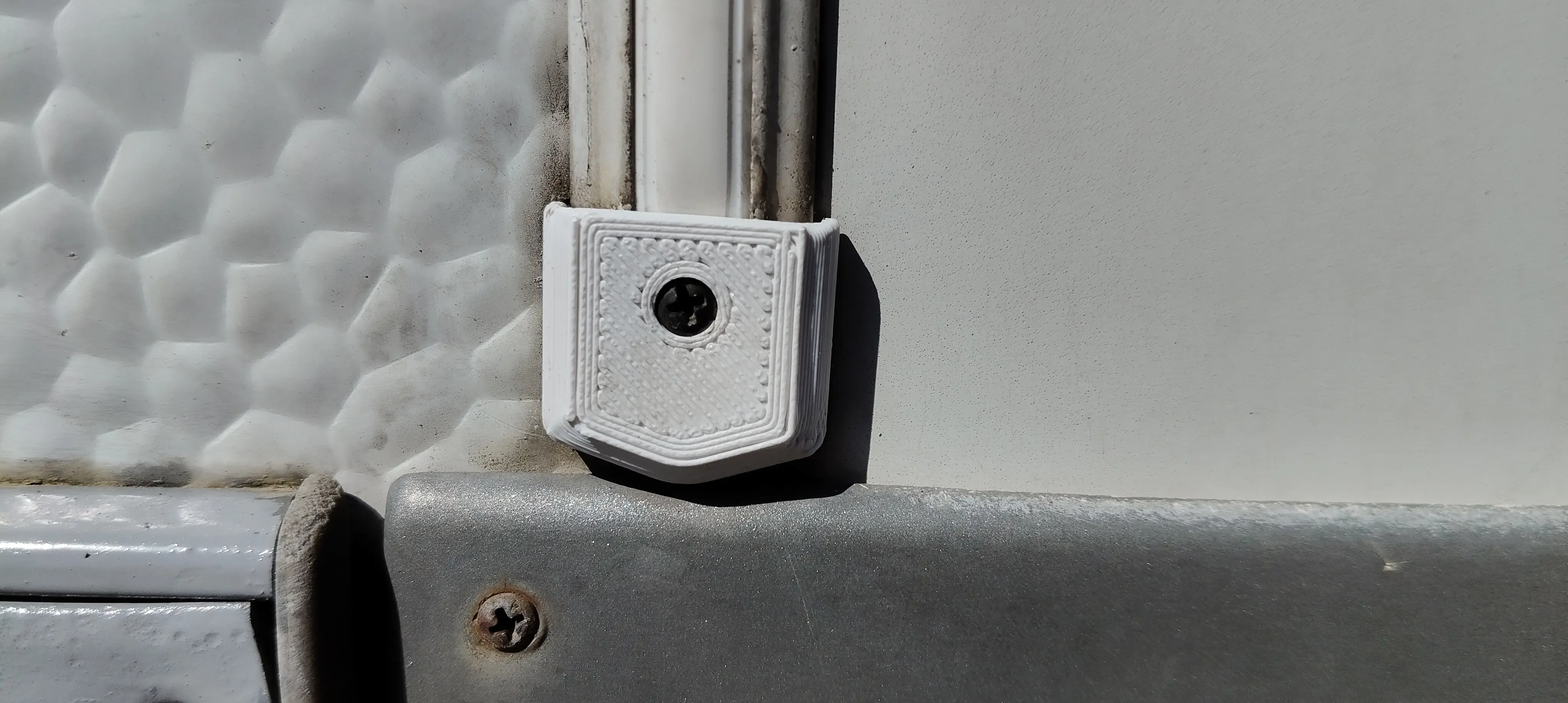 Protection de rail imprimée en ASA, installée sur le camping-car Hymer