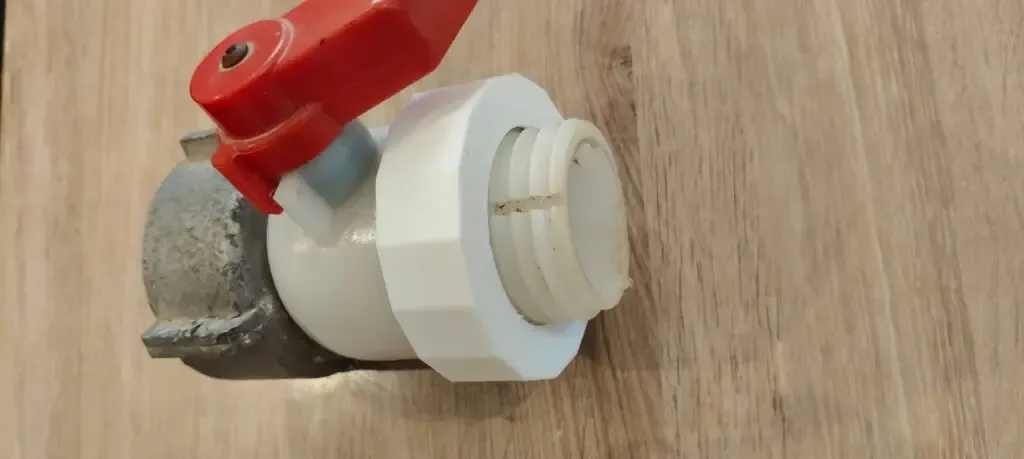 Gros plan sur une bague d'un robinet d'une citerne d'eau