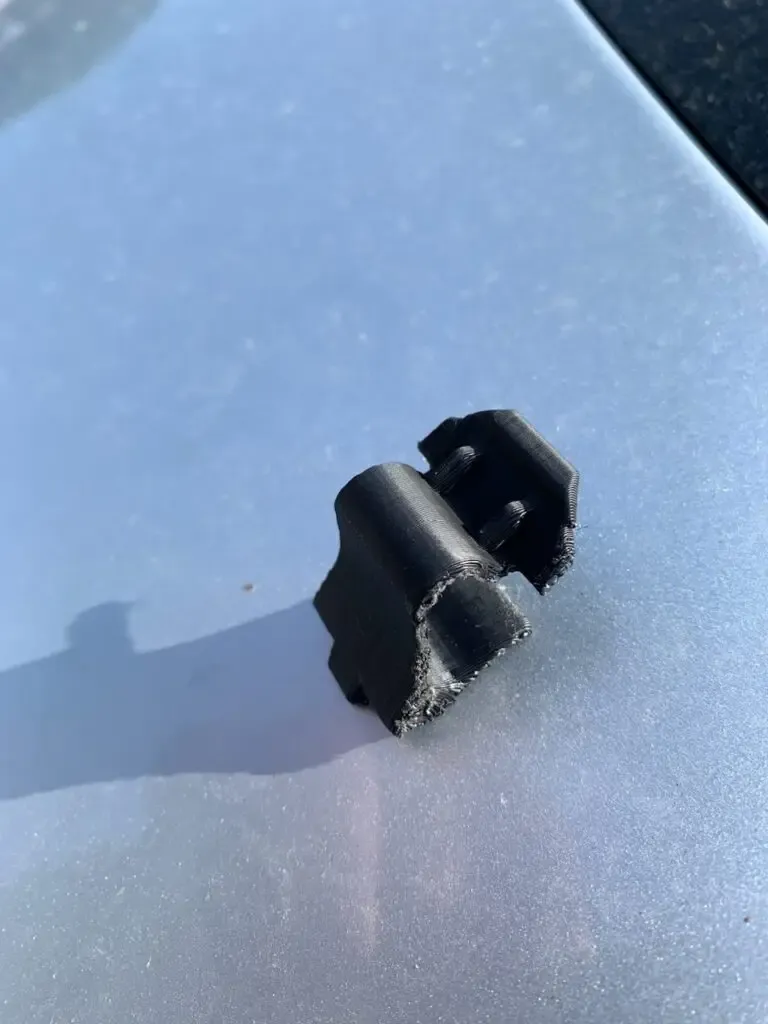 Clips de boîtier de fusible Renault Scénic avant remplacement