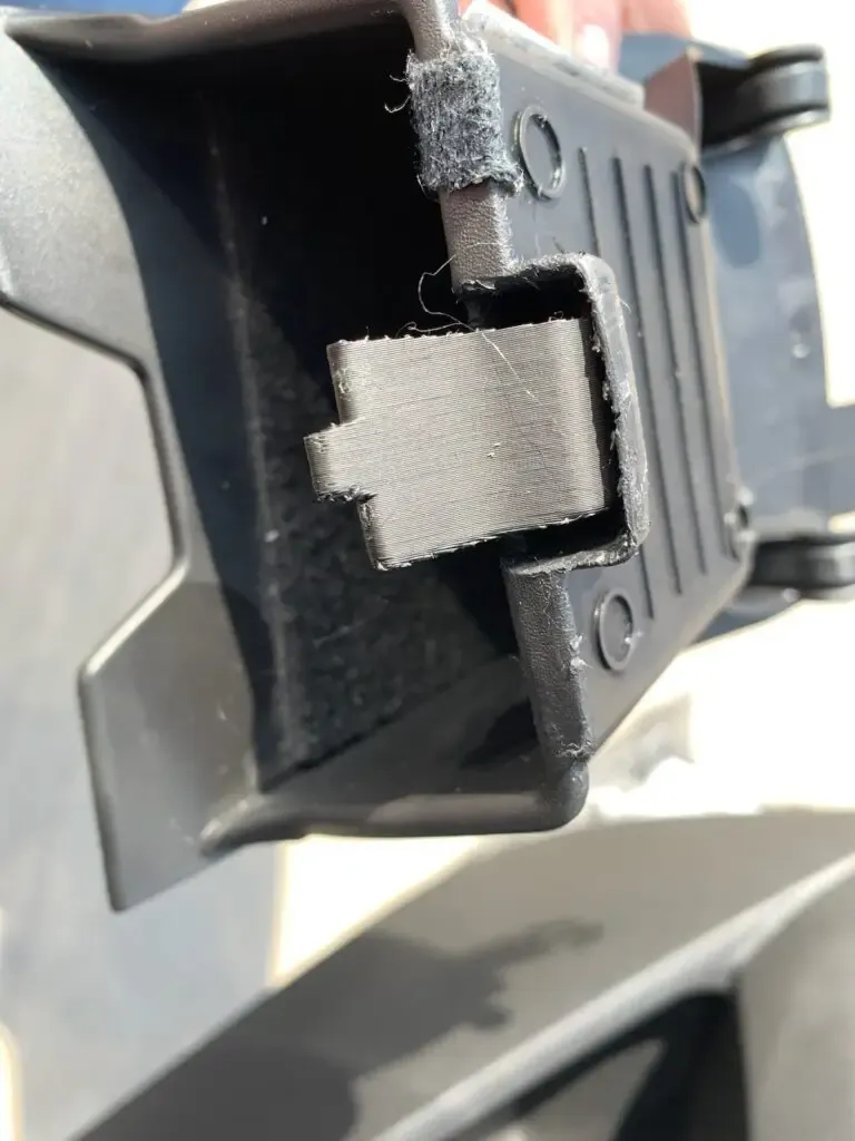 Clips imprimés en 3D installés sur le boîtier de fusible de la Renault Scénic