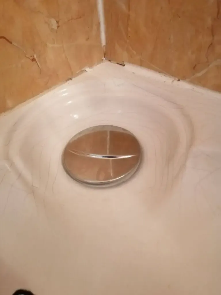 Cache de douche réparé par impression 3D, pièce de remplacement installée