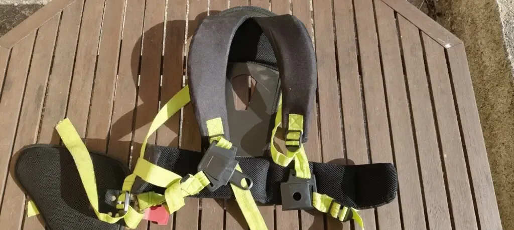 Harnais de débroussailleuse Ryobi avec les nouvelles attaches montées