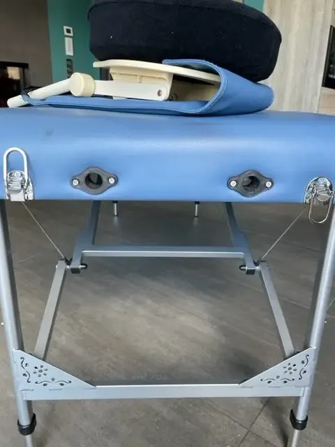 Pièces de support de tête installées sur la table de massage