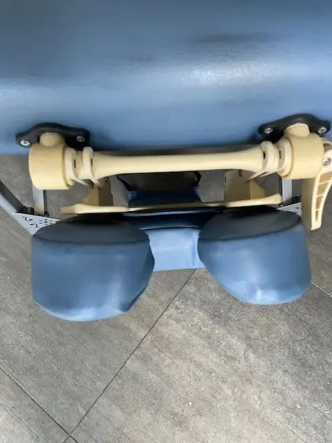 Repose-tête fonctionnel avec les pièces de support réparées