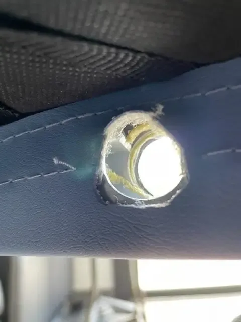 Emplacement d'origine de la pièce cassée sur la table de massage