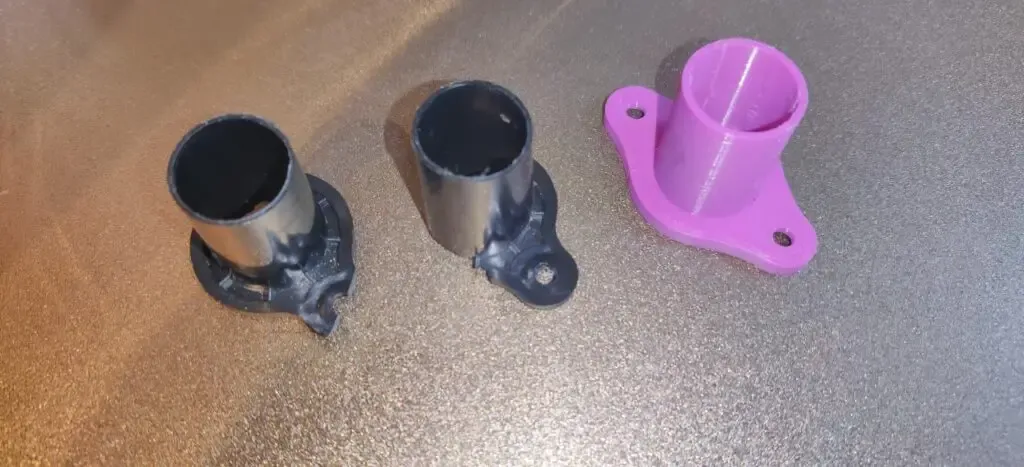 Pièce d'origine cassée de la table de massage, avant remplacement