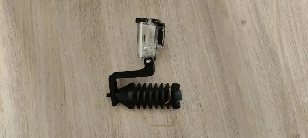 Vue d'ensemble du support GoPro fixé sur l'arc de tir à l'arc