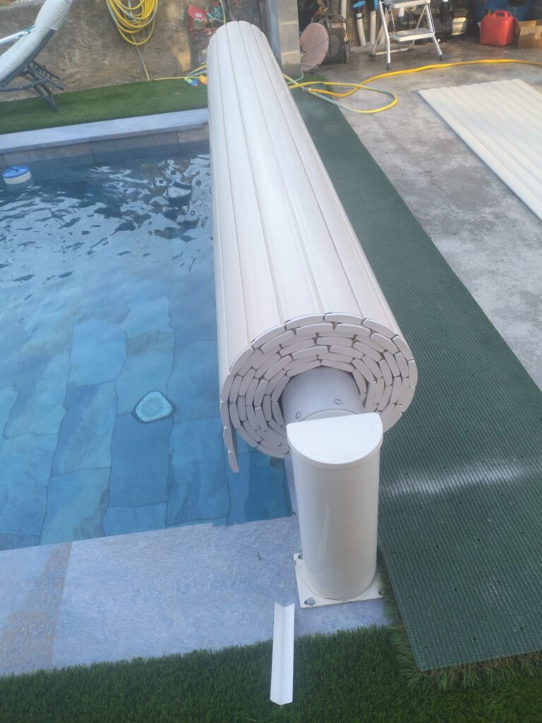 Bouchon de lame de volet de piscine installé sur le rouleau